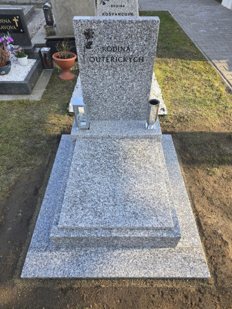 Urnový hrob leštěná žula Bianco Tarn.jpg